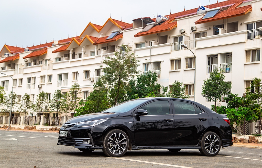 Giá xe Toyota Corolla Altis đời cũ giảm tới 120 triệu đồng